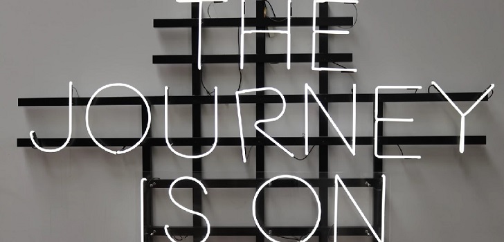 Cartel con letras flúor El nuevo ‘customer journey’ o cómo la digitalización ha cambiado la interacción con el cliente